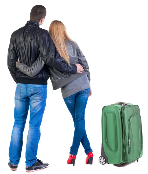 Pohled zezadu na mladý pár s kufrem. — Stock fotografie