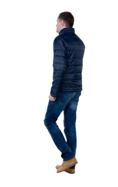 Arkadan görünüş-yakışıklı erkek kot pantolon ve ceket gitme.