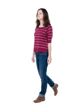 Kareli gömlekli yürüyen kadın önden görünümü.