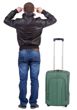 arkadan görünüşü ile bavul seyahat genç adam.