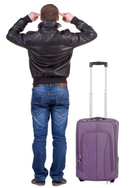 arkadan görünüşü ile bavul seyahat genç adam.