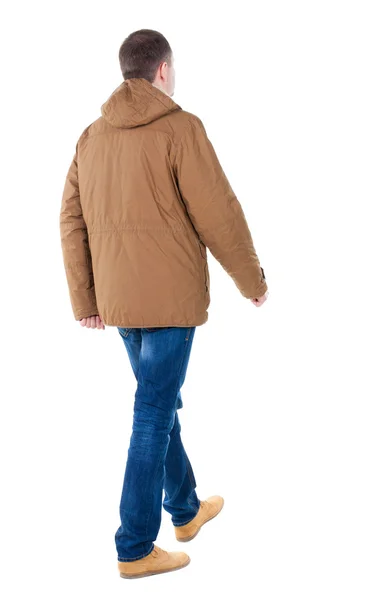 Bakifrån gå stilig man i brun parka. — Stockfoto