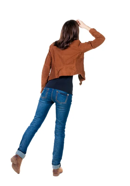 Vista posterior de pie hermosa morena joven en chaqueta marrón — Foto de Stock