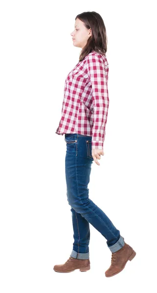 Bakifrån av vandrande kvinna i rutig skjorta. — Stockfoto