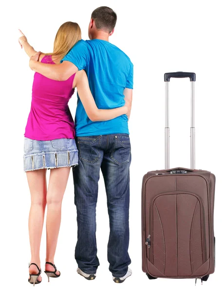 Vista posterior de la joven pareja viajando con maleta. — Foto de Stock