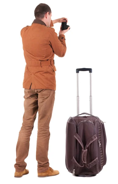 Vista posterior de hombre fotografiando viajando con maleta. — Foto de Stock