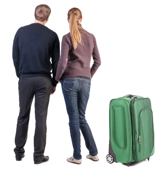 Bakifrån av ungt par reser med resväska. — Stockfoto
