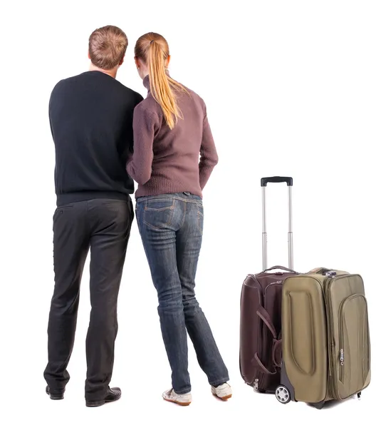 Вид ззаду молода пара подорожує з валізою . — стокове фото