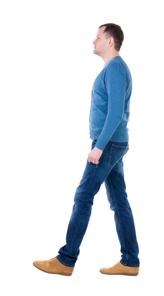 Człowiek idzie w niebieski sweter — Zdjęcie stockowe
