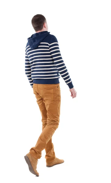 Человек в джинсах и полосатый свитер — стоковое фото