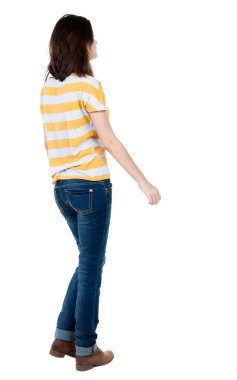 Beyaz arka planda yürüyen kadın