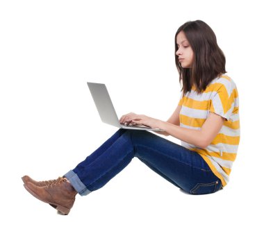 Dizüstü bilgisayarlı kadın