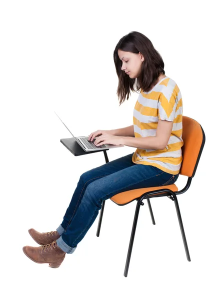 Estudio de la mujer con un ordenador portátil — Foto de Stock