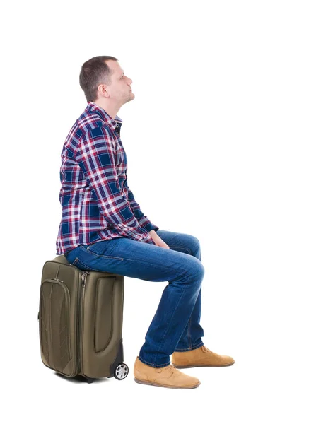 Mann sitzt auf einem Koffer — Stockfoto