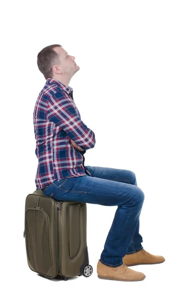 Homem sentado sobre uma mala — Fotografia de Stock