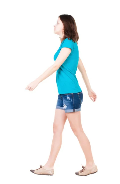 Mujer camina en shorts — Foto de Stock