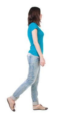 Jeans yürüyen kadın