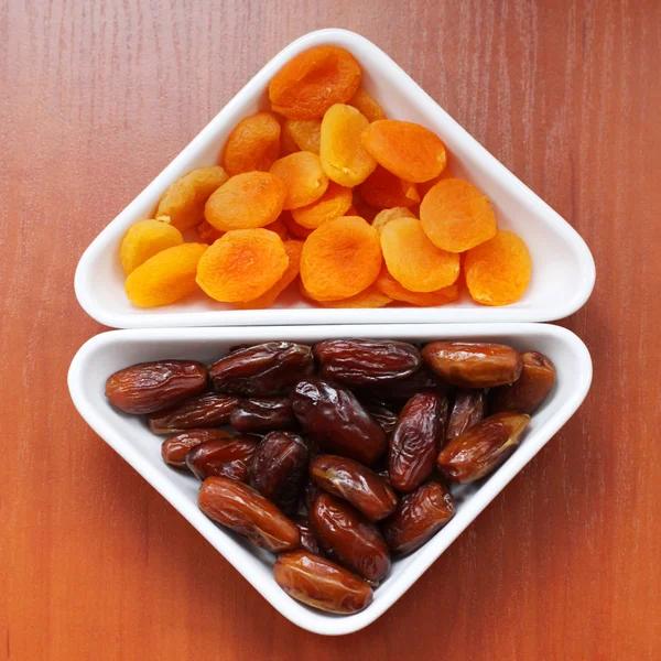 Gedroogde abrikozen en datums — Stockfoto