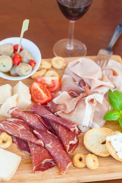 Итальянская еда на доске — стоковое фото