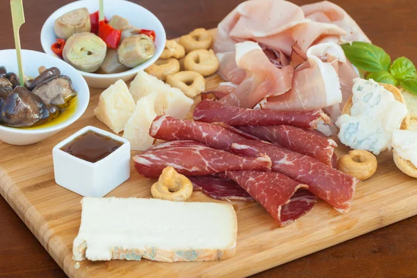 Comida italiana en tabla de cortar —  Fotos de Stock