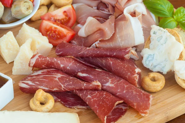 Comida italiana en tabla de cortar —  Fotos de Stock