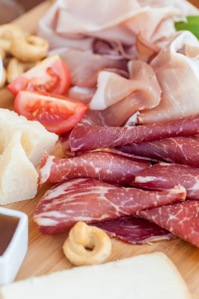 Comida italiana em tábua de cortar — Fotografia de Stock