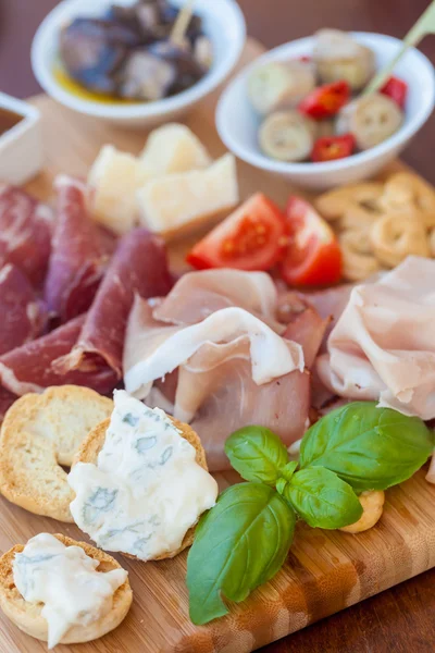 Итальянская еда на доске — стоковое фото
