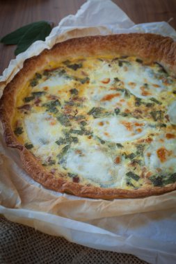 kiş jambon ve adaçayı ile