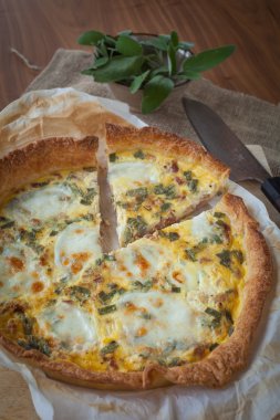 kiş jambon ve adaçayı ile