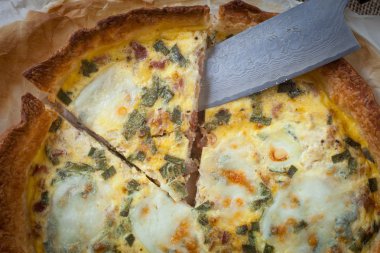 kiş jambon ve adaçayı ile