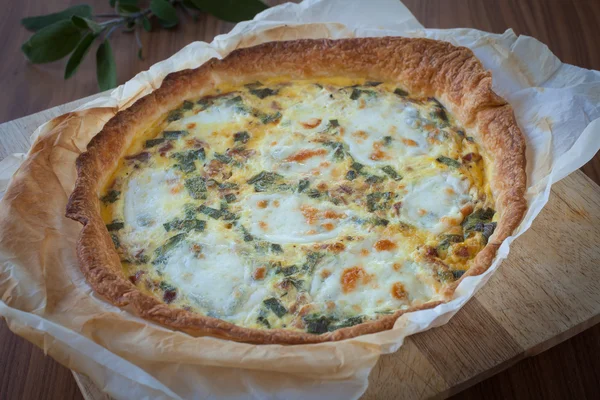 Quiche com presunto e sábio — Fotografia de Stock