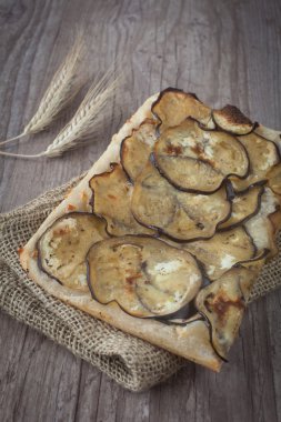 Patlıcan ile dilimlenmiş pizza