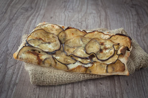 Patlıcan ile dilimlenmiş pizza