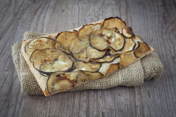 Patlıcan ile dilimlenmiş pizza