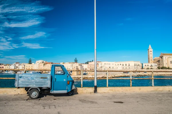 Vecchia tre ruote auto — Foto Stock