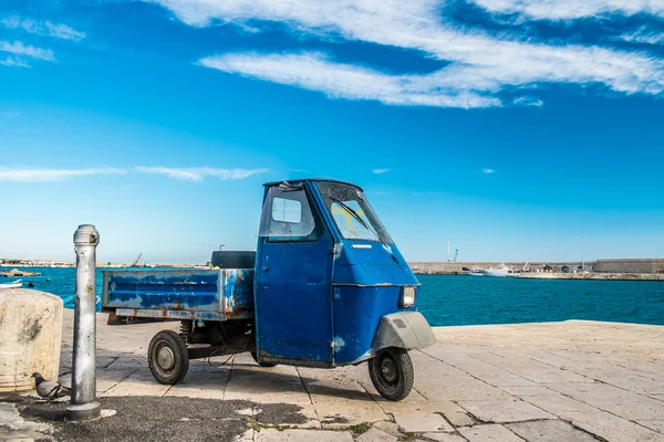 Altes dreirädriges Auto — Stockfoto