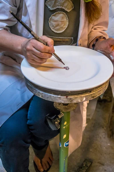 Hand Dekoration von Geschirr — Stockfoto