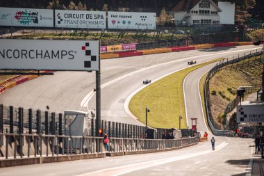 FRANCORCHAMPS, BELGIUM-ECTOBER 2021: 6 Saat SPA araba yarışlarının tekrarlanması