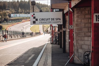 FRANCORCHAMPS, BELGIUM-ECTOBER 2021: 6 Saat SPA araba yarışlarının tekrarlanması