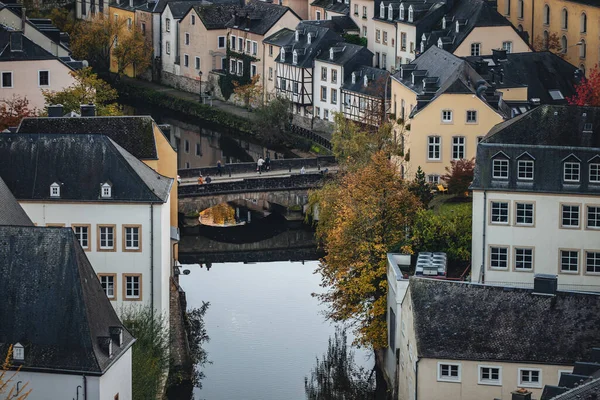 卢森堡古城Grund漂亮的屋顶建筑 — 图库照片