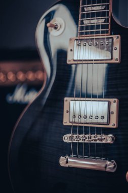 Arka planda amplifikatörü olan elektro gitar