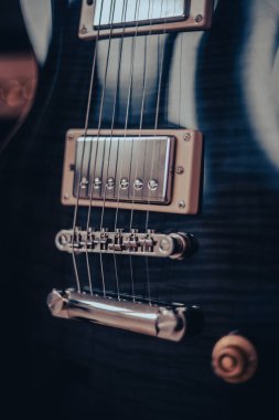 Arka planda amplifikatörü olan elektro gitar