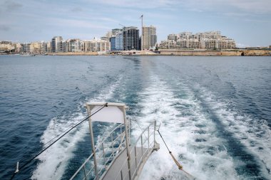 Yöresel feribot vapurundan Sliema sahil manzarası