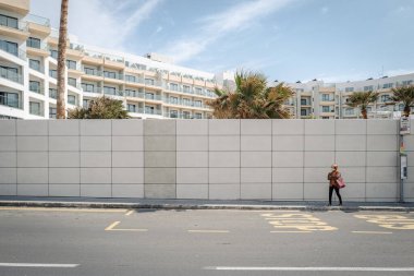 Bugibba şehrinin tipik kıyı şeridi, Malta adası