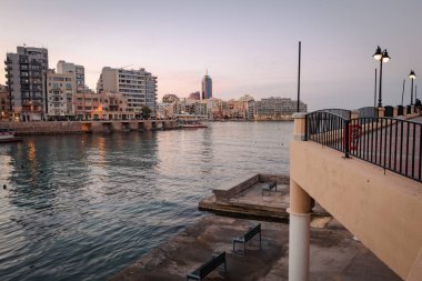 Balluta Körfezi 'nde güzel bir gün batımı, Malta