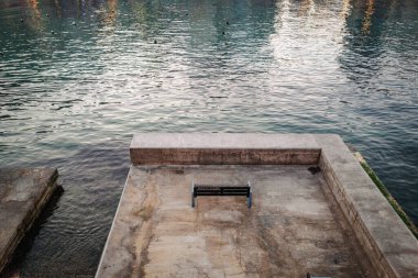 Malta, Balluta Körfezi 'nde bir bankta.