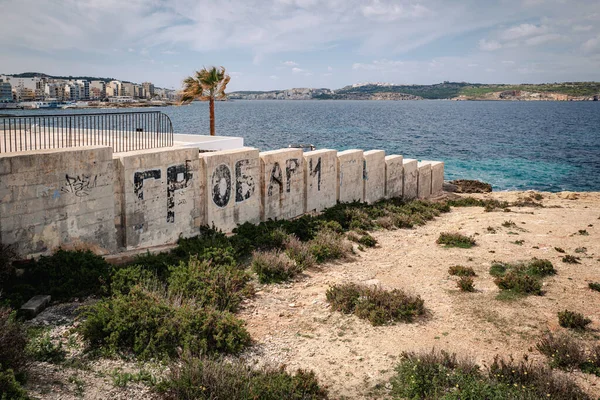 Typowe Wybrzeże Miasta Bugibba Malcie — Zdjęcie stockowe