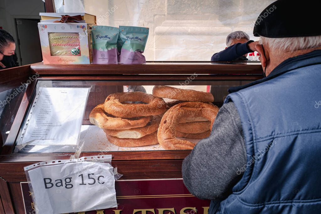 Venta de pan típico en La Valeta, isla de Malta 2022