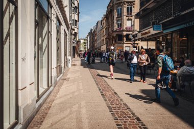 Lüksemburg, Mayıs 2022: Halk şehir merkezinde alışveriş yapıyor
