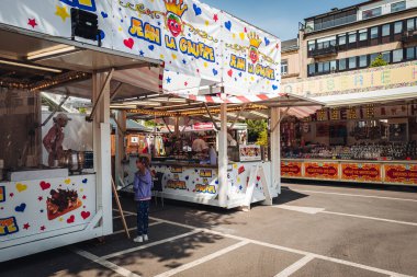 LUXEMBOURG, Mayıs 2022: Octave festivalinde gofret ve şeker satıcıları